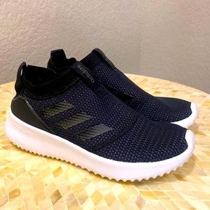 🌹Host pick🌹▶️Adidas◀️ laceless like new sneakers with cloud foam in Kids 5
